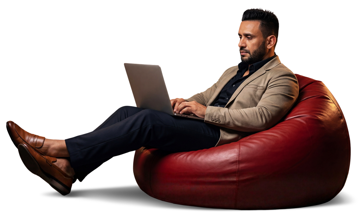 Profissional utilizando notebook com apoio da tecnologia Imobisis